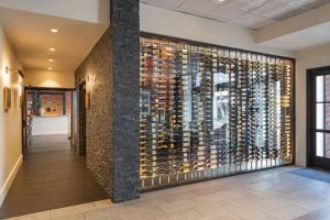 un pasillo con una pared de botellas de vino en HOTEL CERRO, Autograph Collection en San Luis Obispo