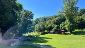 ein Grasfeld mit einem Pavillon in einem Park in der Unterkunft Casa Rural Roncesvalles in Espinal-Auzperri