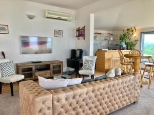sala de estar con sofá y mesa en Castle Rock Country Inn en Ingonish Beach
