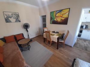uma sala de estar com um sofá e uma mesa em Apartament Garbary em Poznań