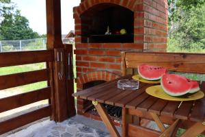 einem Holztisch mit zwei Scheiben Wassermelone darauf in der Unterkunft Zen House Bran in Bran