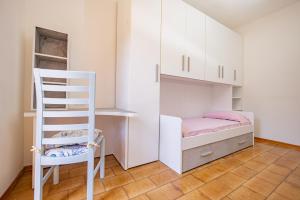 Habitación pequeña con litera y escalera en Affitti Brevi Toscana - Ospitalità a Fonteblanda, en Fonteblanda