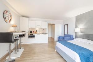Η κουζίνα ή μικρή κουζίνα στο AppartHotel Jardins d’Elisa