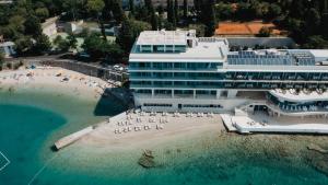 eine Luftansicht auf ein Hotel und einen Strand in der Unterkunft Luxury Hotel Amabilis in Selce