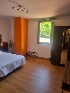 - une chambre avec un lit et une fenêtre dans l'établissement VT y HT arrizabalaga rural montaña, à Bermeo