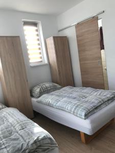 Un pat sau paturi într-o cameră la Sólyom Szálló