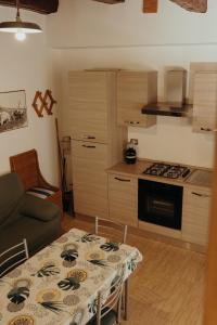 La Dolce Vita Fidardo في بيتيجليانو: غرفة معيشة مع طاولة ومطبخ
