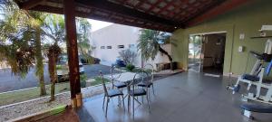 Aparecida do TaboadoEmmis Park Hotel的房屋内带桌椅的客厅