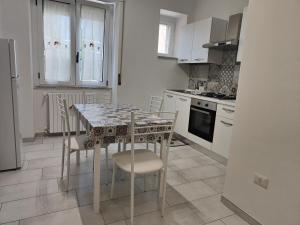 een keuken met een tafel en stoelen bij Janara - Mura Longobarde in Benevento