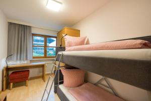 1 Schlafzimmer mit 2 Etagenbetten und einem Fenster in der Unterkunft Ferienwohnung Alpentraum-Panorama Chalet in Oberstdorf