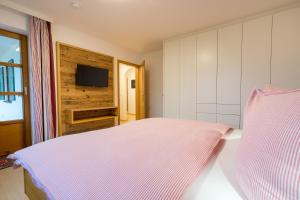 Postel nebo postele na pokoji v ubytování Ferienwohnung Alpentraum-Panorama Chalet