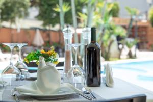 Bazén v ubytování Hotel Dyrrah nebo v jeho okolí