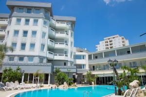 Bazén v ubytování Hotel Dyrrah nebo v jeho okolí