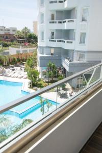 Bazén v ubytování Hotel Dyrrah nebo v jeho okolí