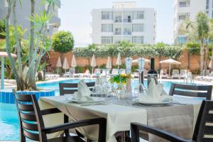 Bazén v ubytování Hotel Dyrrah nebo v jeho okolí