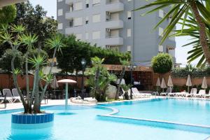 Bazén v ubytování Hotel Dyrrah nebo v jeho okolí