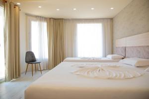 Postel nebo postele na pokoji v ubytování Hotel Dyrrah