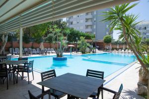 Bazén v ubytování Hotel Dyrrah nebo v jeho okolí