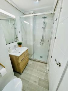 La salle de bains est pourvue d'une douche, de toilettes et d'un lavabo. dans l'établissement Apartamento ABRIL en el Centro de Getafe, à Getafe