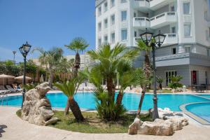 Bazén v ubytování Hotel Dyrrah nebo v jeho okolí