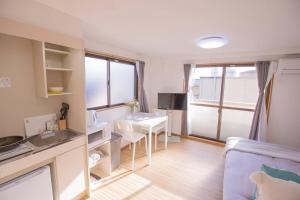 a small apartment with a kitchen and a living room at 閑静な住宅街_暖かく居心地の良いデザイン SoW-2 in Tokyo