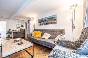 uma sala de estar com um sofá e cadeiras em fewo1846 - Kaete-Lassen-Huus - uriges Häuschen auf 3 Ebenen mit Dachterrasse am Hafen em Flensburg