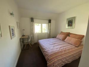 a bedroom with a bed and a window at Villa Meyronnes 3 chambres vue degagée montagnes in Barcelonnette