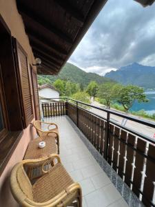 balcón con banco y vistas al agua en residence Miralago 15 cipat 12727, en Molina di Ledro