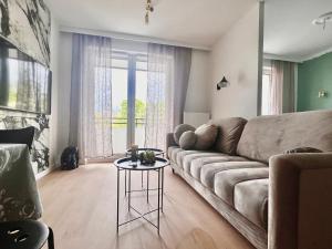 Χώρος καθιστικού στο Gold Sleep nowy apartament z jacuzzi na wyłączność