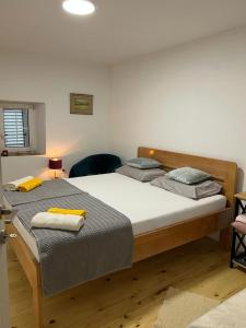 ein Schlafzimmer mit 2 Betten und gelben Kissen darauf in der Unterkunft Back to Basics in Nikšić