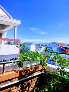 een uitzicht vanaf het balkon van een huis bij Nạp Homestay in Kinh Dinh