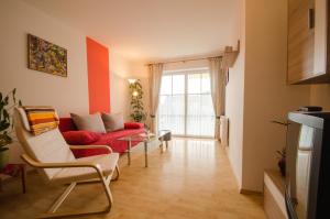 a living room with a red couch and a window at Apartment Renn in Uttendorf