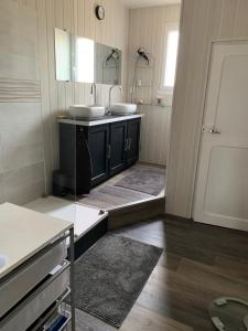 uma casa de banho com 2 lavatórios e um espelho em Appartement dans maison d'artiste em Lunel