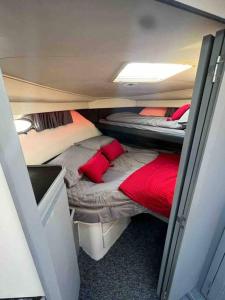 ein kleines Zimmer mit 2 Betten in einem Wohnwagen in der Unterkunft YACHT "X" - 44 FOOT MODERN YACHT ON 5 STAR OCEAN VILLAGE MARINA - minutes away from city centre and cruise terminals, Free parking ,SPA package available! in Southampton
