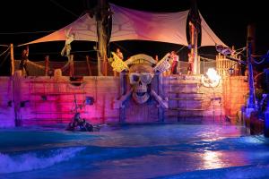 Bazén v ubytování Hôtel Pirates World nebo v jeho okolí