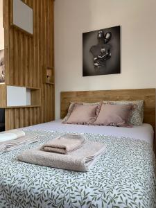 ein Schlafzimmer mit einem großen Bett mit in der Unterkunft Orca Apartman in Jagodina