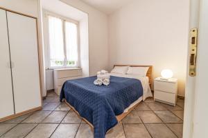 una camera da letto con un letto con due peluche sopra di Casa Fabrizio - Metro San Giovanni a Roma
