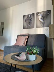 ein Wohnzimmer mit einem Sofa und einem Tisch in der Unterkunft Orca Apartman in Jagodina