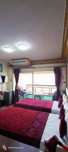 sypialnia z dużym łóżkiem i czerwonym kocem w obiekcie Nile Star Suites & Apartments w Kairze