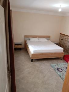 ein Schlafzimmer mit einem Bett in einem Zimmer in der Unterkunft Ferme de Rayan in Safi