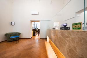 un ufficio con bancone e sala d'attesa di Cà Uberti Home Boutique a Mantova