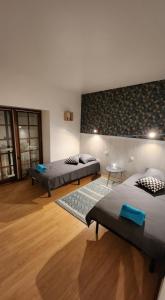 Postel nebo postele na pokoji v ubytování "L'OSTAU", GRAND APPARTEMENT 84 m2 AVEC JARDIN, PISCINE, SALLE DE SPORT