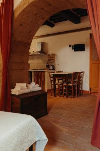 kuchnia i jadalnia ze stołem i krzesłami w obiekcie Dolce Vita Assedio w mieście Pitigliano