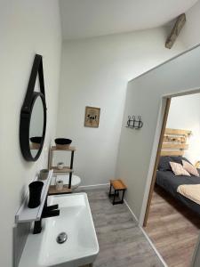 Ένα ή περισσότερα κρεβάτια σε δωμάτιο στο Les Iris - Chambre Chêne - petit déjeuner