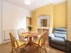 Posezení v ubytování Sole Bay Cottage + 14 fotografií