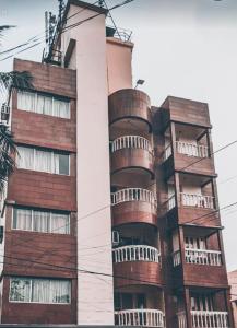 wysoki budynek z balkonami na boku w obiekcie Reliance Guest House w mieście Durgapur