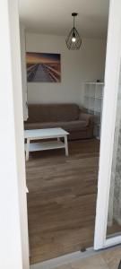 een woonkamer met een bank en een tafel bij Apartments Villa Elma in Mošćenička Draga