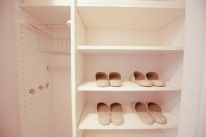 une paire de chaussures posée sur des étagères dans un placard dans l'établissement 10min walk to Shinjuku YEoE-2, à Tokyo