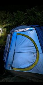 ein blaues Zelt mit offener Tür auf dem Boden in der Unterkunft Baseet Camping and Restaurant in Gulmit