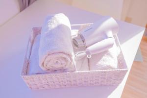 un panier avec un sèche-cheveux et une serviette dans l'établissement 10min walk to Shinjuku YEoE-2, à Tokyo